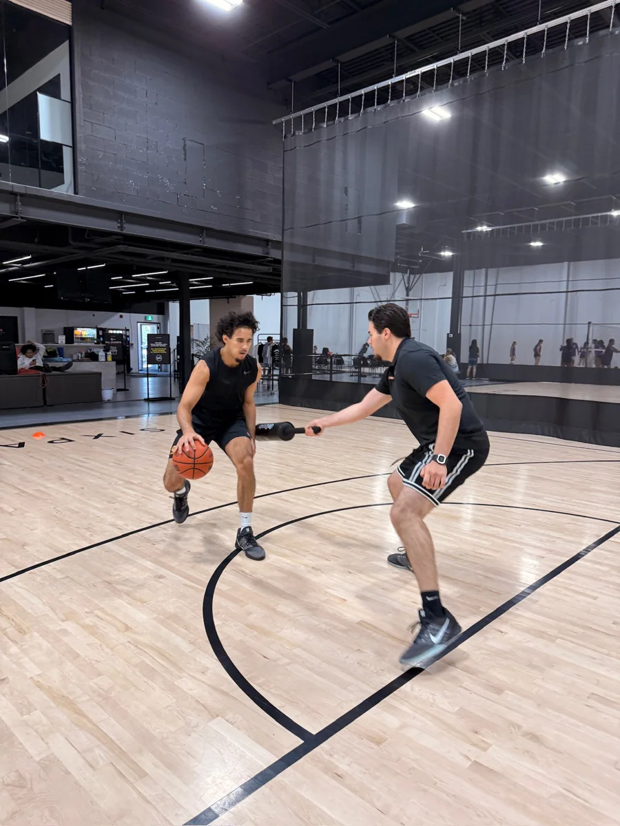 Mert Uraz defending a player during one-on-one indoor basketball practice
